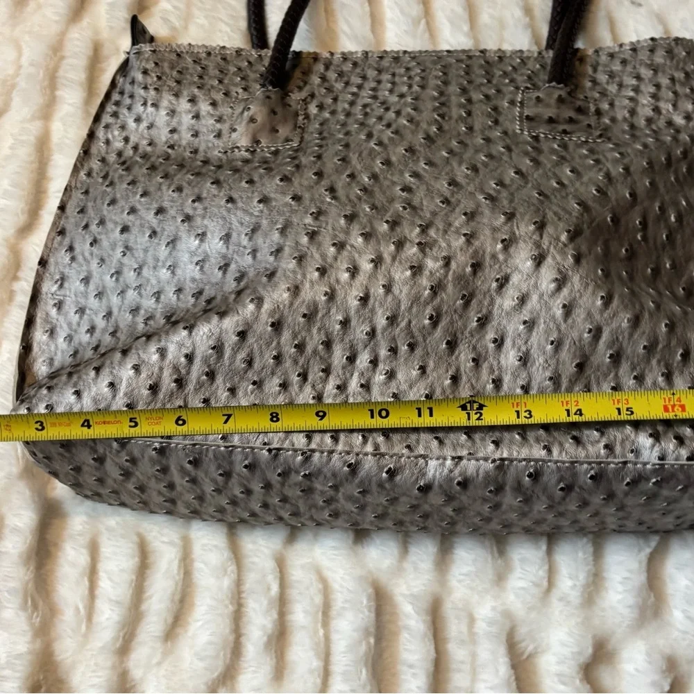 Chic Silver Textured Shoulder Bag - Picture 2 of 5